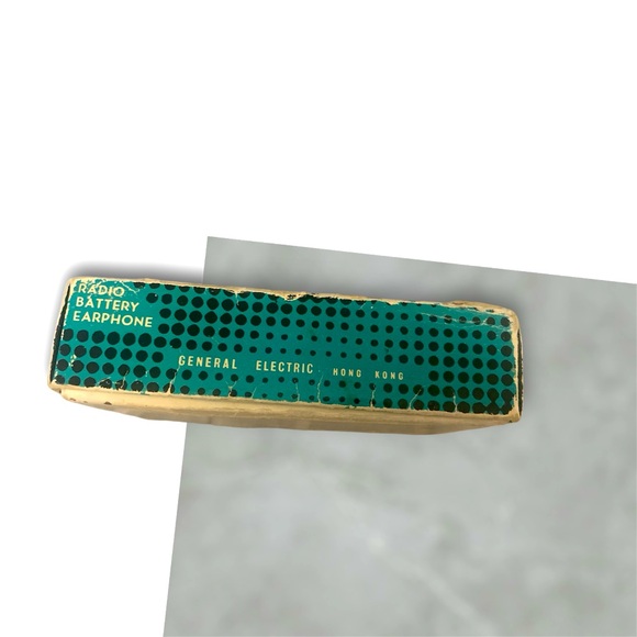 Vintage General Electric Transistor Radio in Original Box w/paperwork Blk/Silvr. - Picture 3 of 8